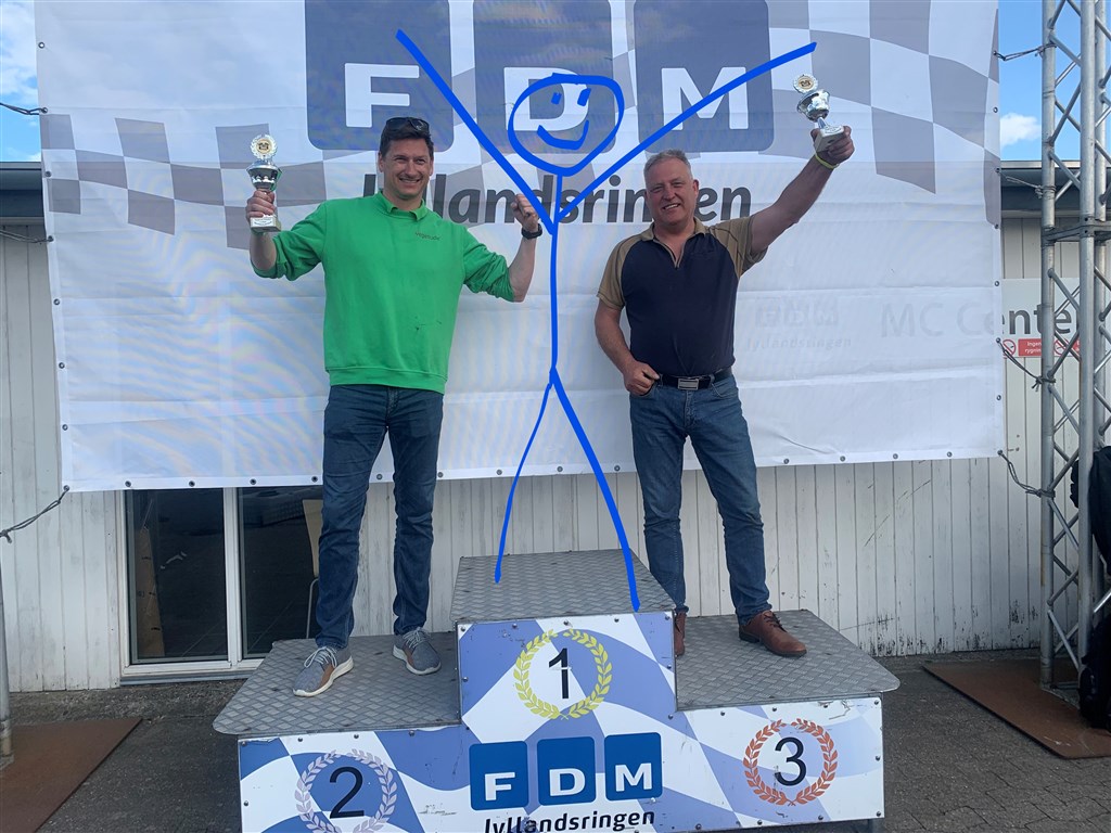 Morten Straarup og Keld Graabæk på division 1 podiet uden den fysiske udgave af Ole Sondrup.